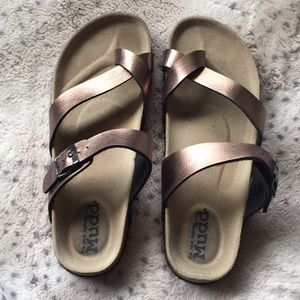 BROWN METALLIC SANDALS